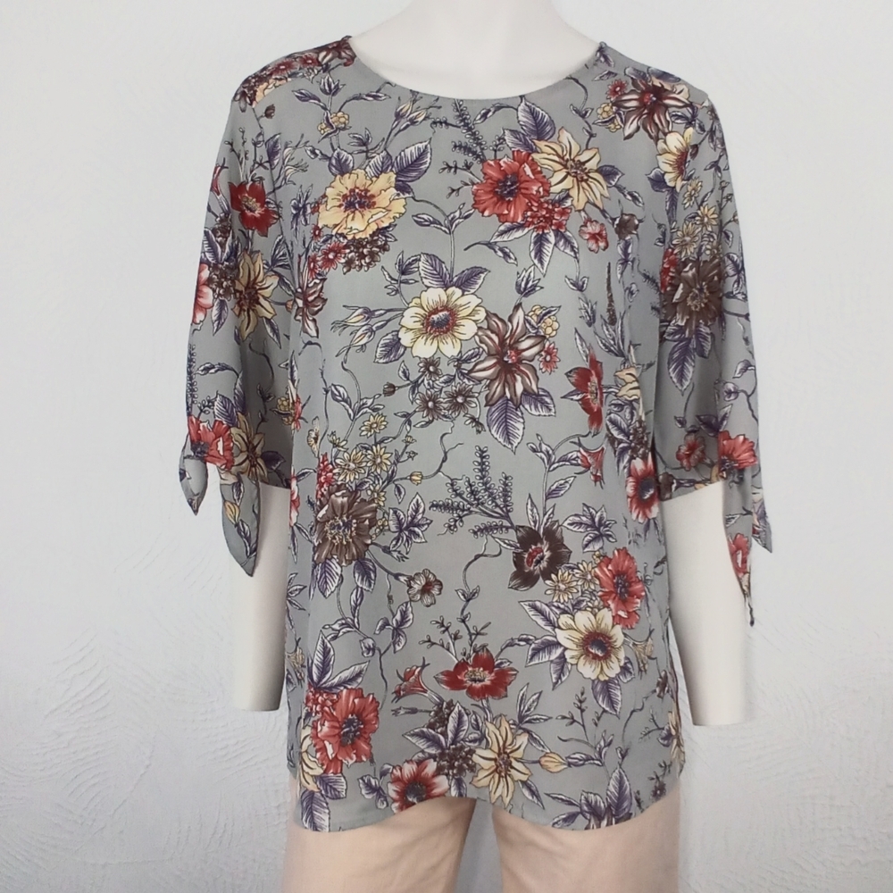 Floral blouse w/tied sleeves//Sz. M